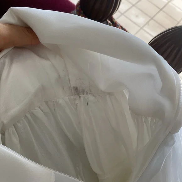 JOAN CALABRESEElegant White Sleeveless Gown